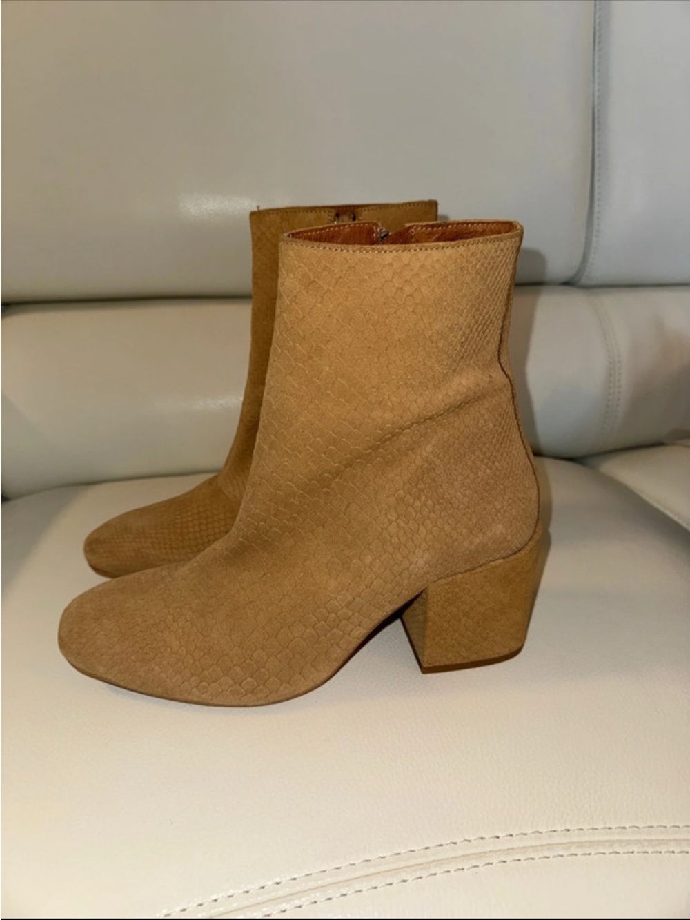 FREE PEOPLE WOMEN’S TAN SUEDE BLOCK HEEL ANKLE BOOTS